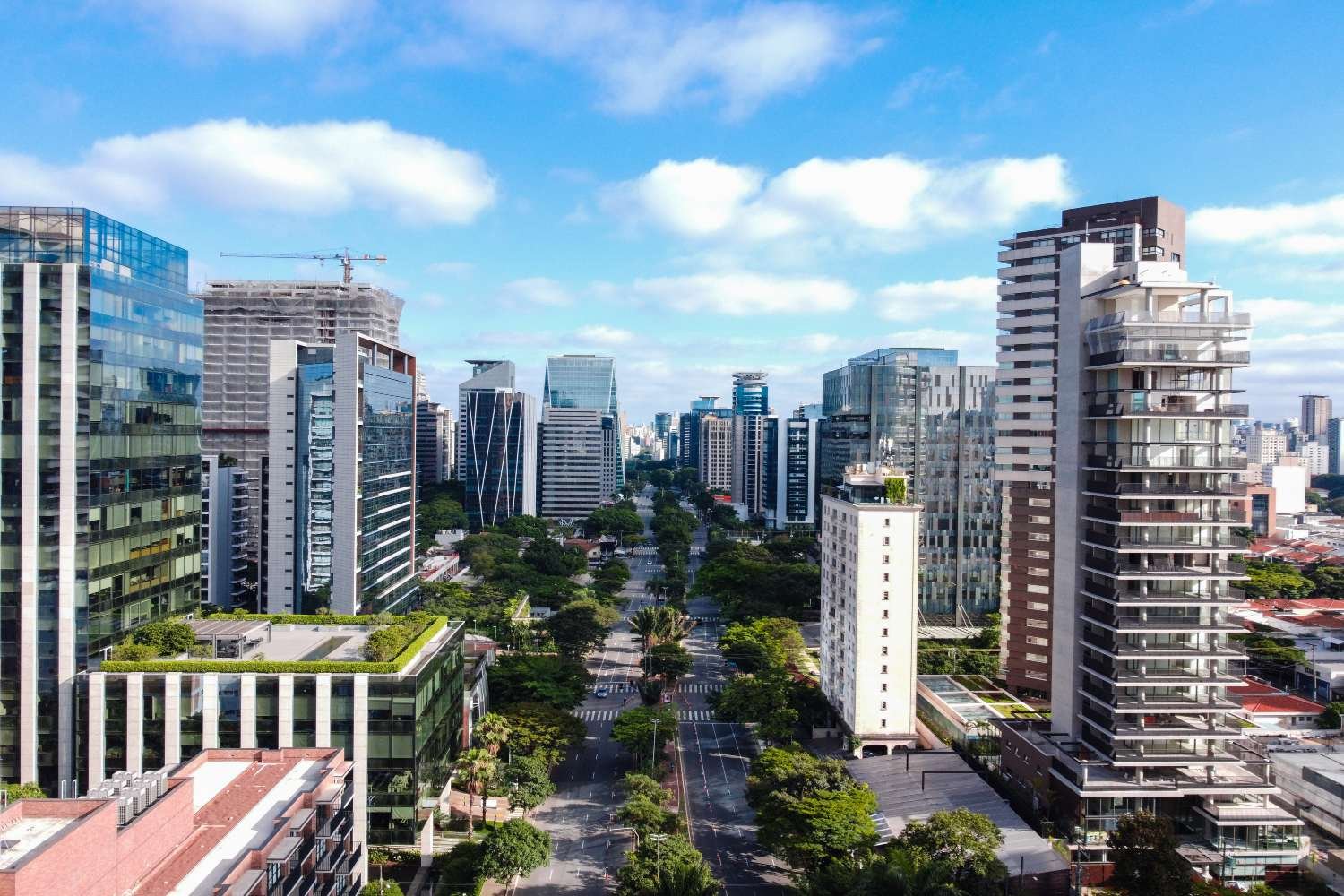 Edifício empresarial inserido no cenário urbano de São Paulo